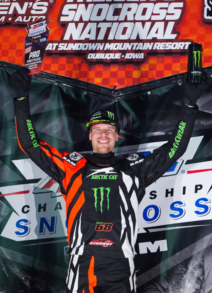 Hibbert puts stronghold on championship with dominant performance in Iowa